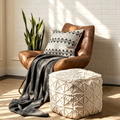 Pouf carré en laine blanc cassé (avec détails texturés façon popcorn)