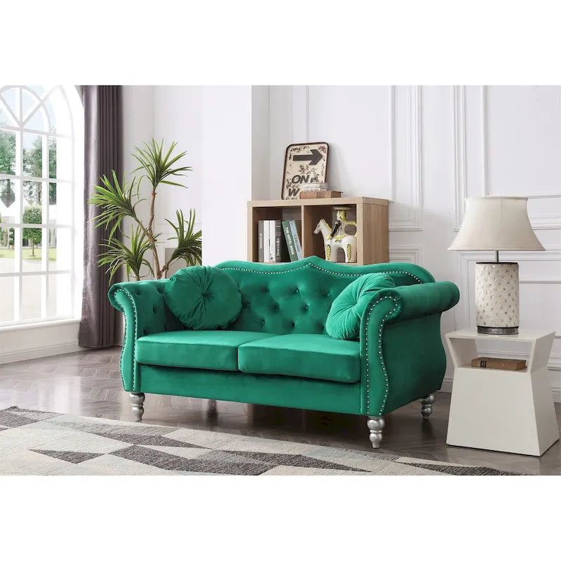 Causeuse en velours de 173 cm (coussins décoratifs inclus) — 173 cm (L) x 89 cm (l) x 86 cm (H)