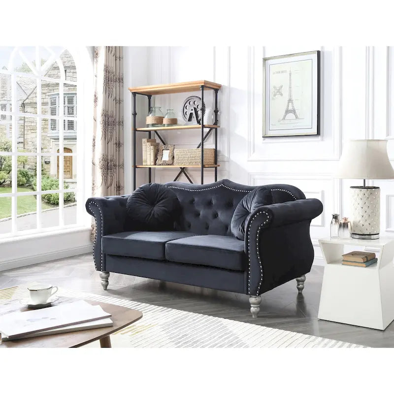 Causeuse en velours de 173 cm (coussins décoratifs inclus) — 173 cm (L) x 89 cm (l) x 86 cm (H)