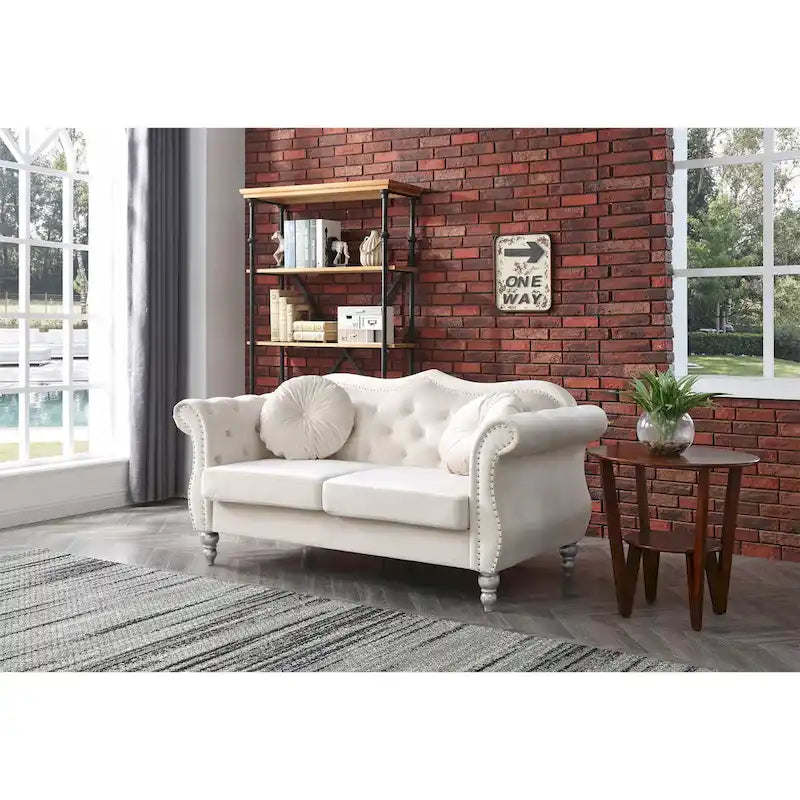 Causeuse en velours de 173 cm (coussins décoratifs inclus) — 173 cm (L) x 89 cm (l) x 86 cm (H)