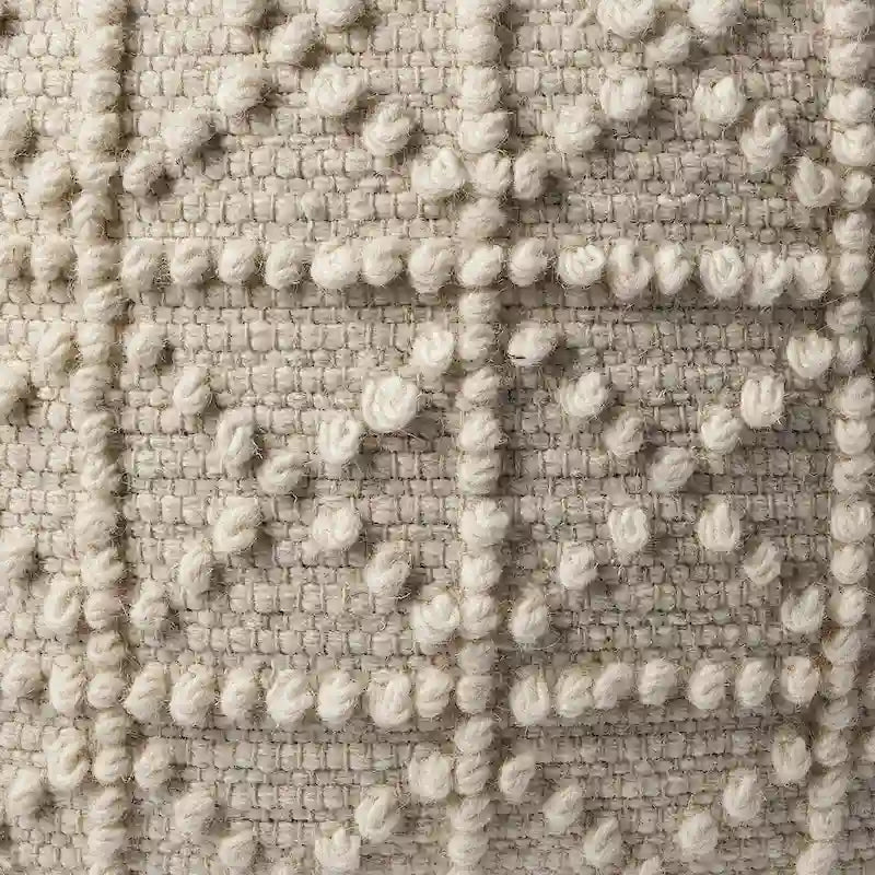 Pouf carré en laine blanc cassé (avec détails texturés façon popcorn)