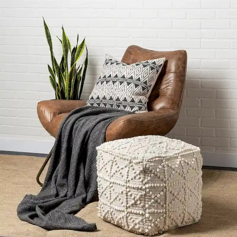 Pouf carré en laine blanc cassé (avec détails texturés façon popcorn)